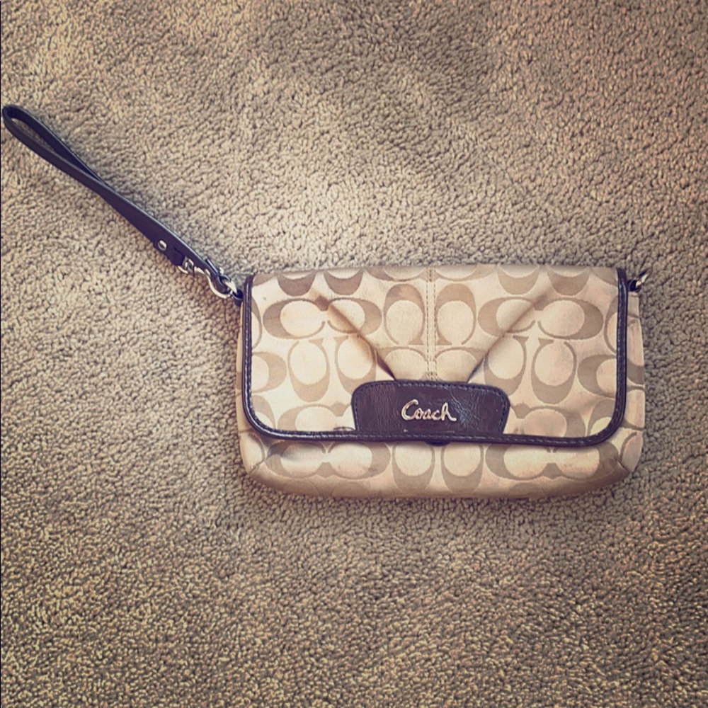 Coach Wristlet with elegant clinched front look‼️